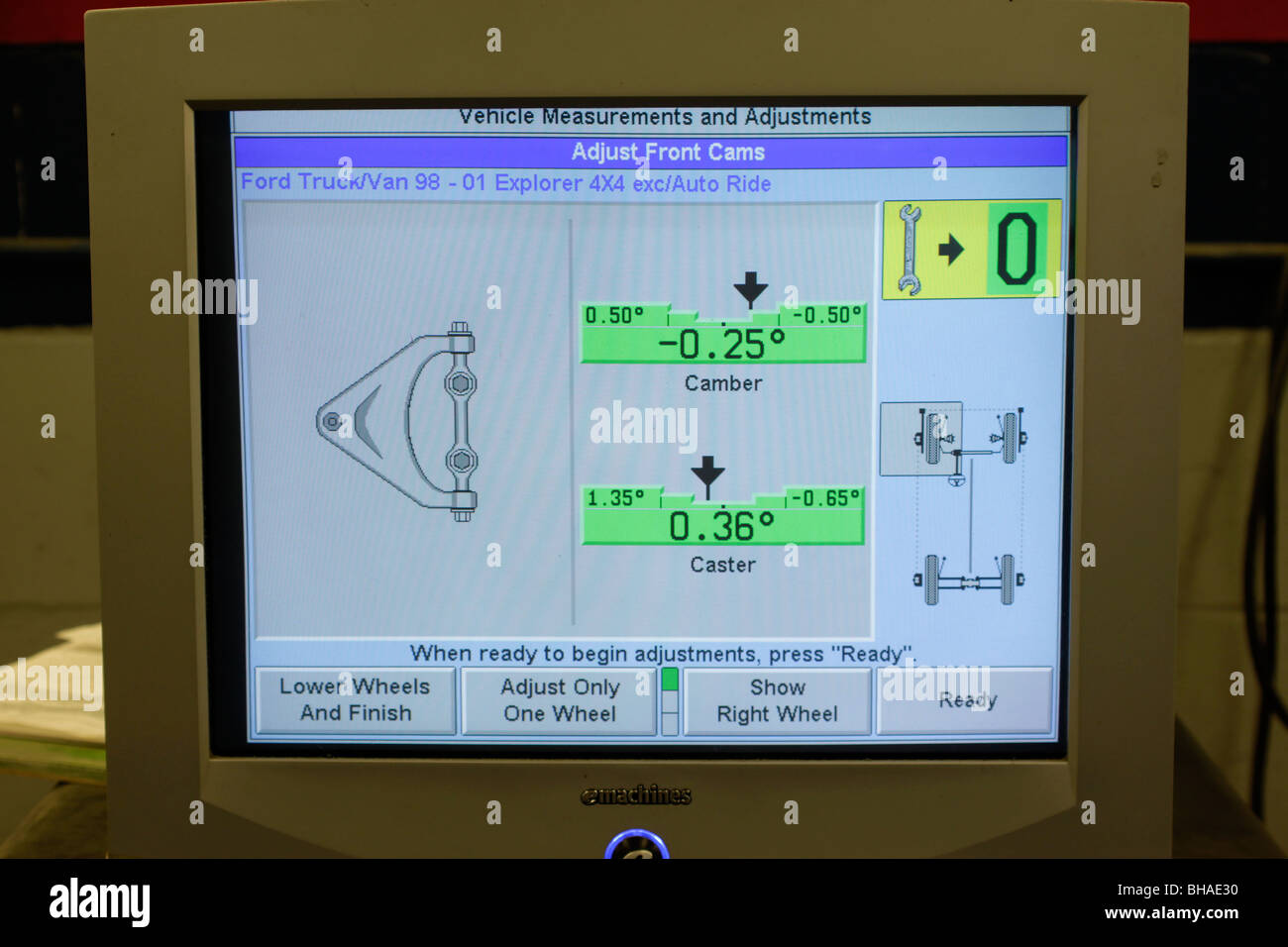 Écran de l'ordinateur sur une technologie avancée de machine d'alignement des roues Banque D'Images