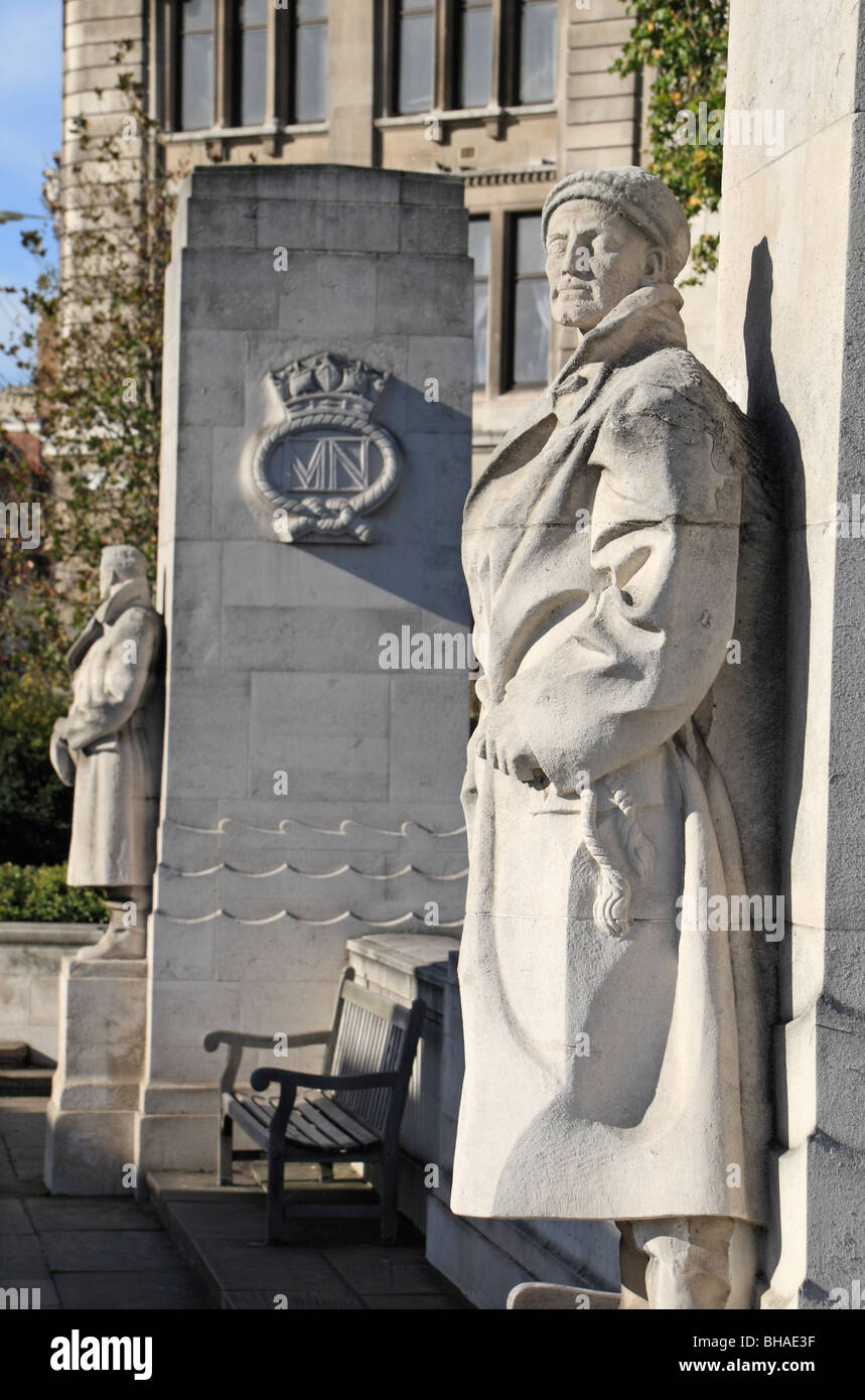 Vue de deux statues représentant un officier de la marine marchande & Seaman, le Tower Hill Memorial, London, UK. Banque D'Images