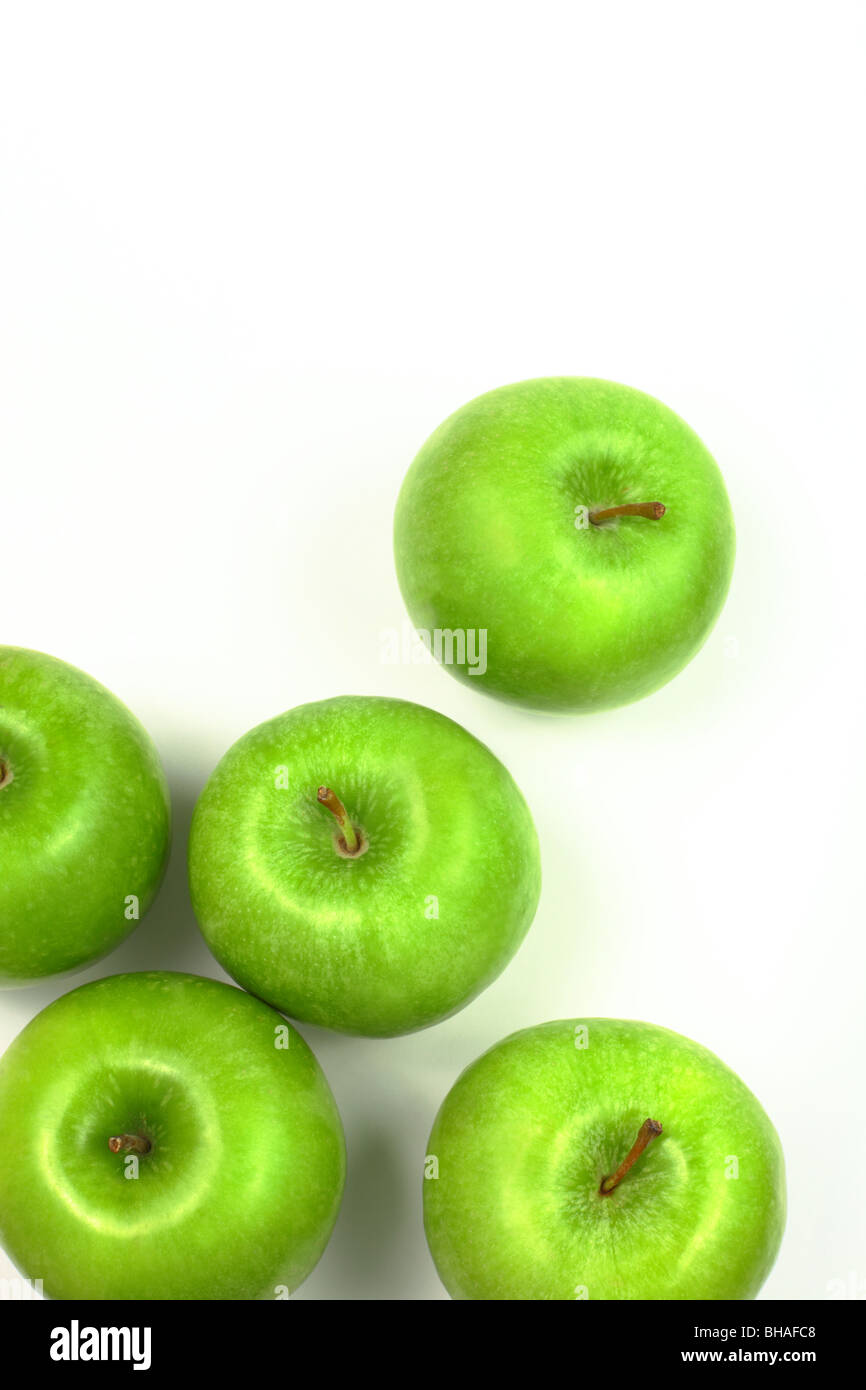 Cinq pommes vert sur fond blanc Banque D'Images