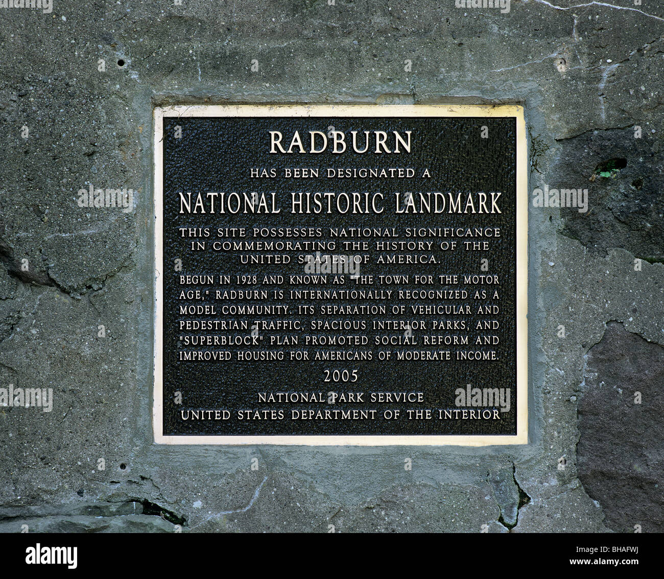 Inscription commémorative décrivant la signification historique de la banlieue de Radburn, Fair Lawn, New Jersey, USA Banque D'Images