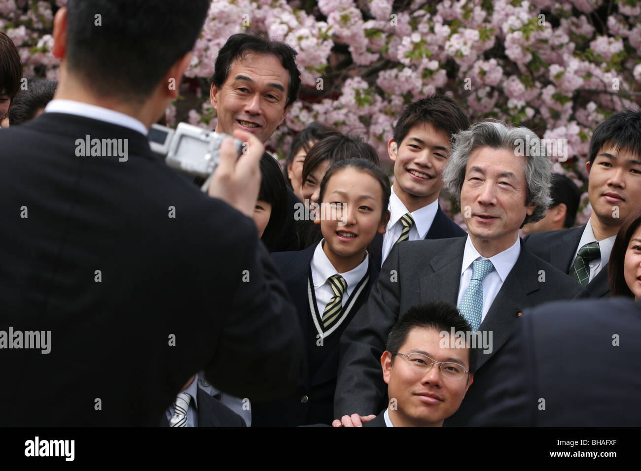 L'ancien Premier ministre japonais Junichiro Koizumi à sa 'sakura' Hanami (cerisiers en fleurs affichage fleurs garden party, Tokyo Japon. Banque D'Images
