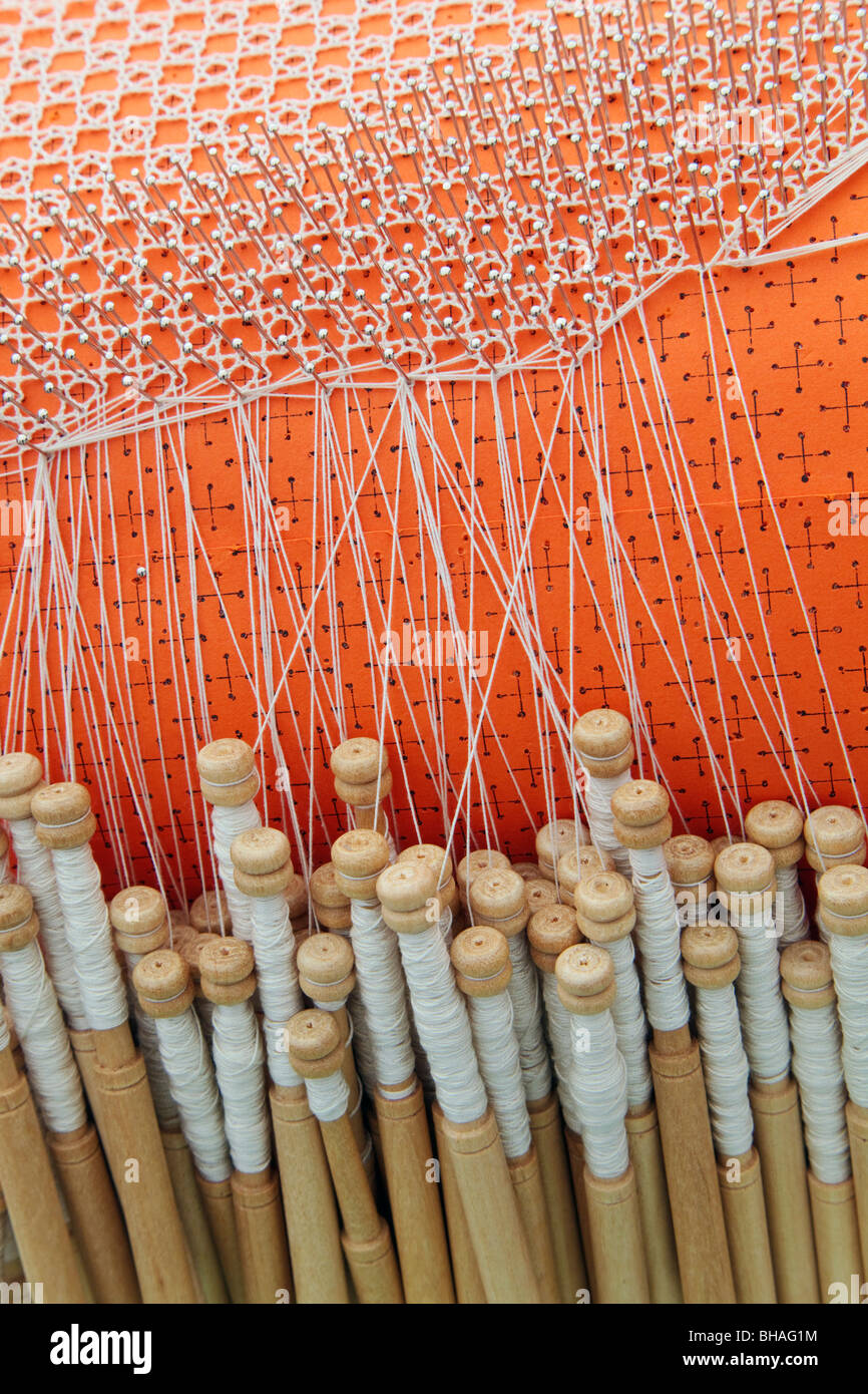 Bobines, thread et un oreiller pour la fabrication de la dentelle Banque D'Images