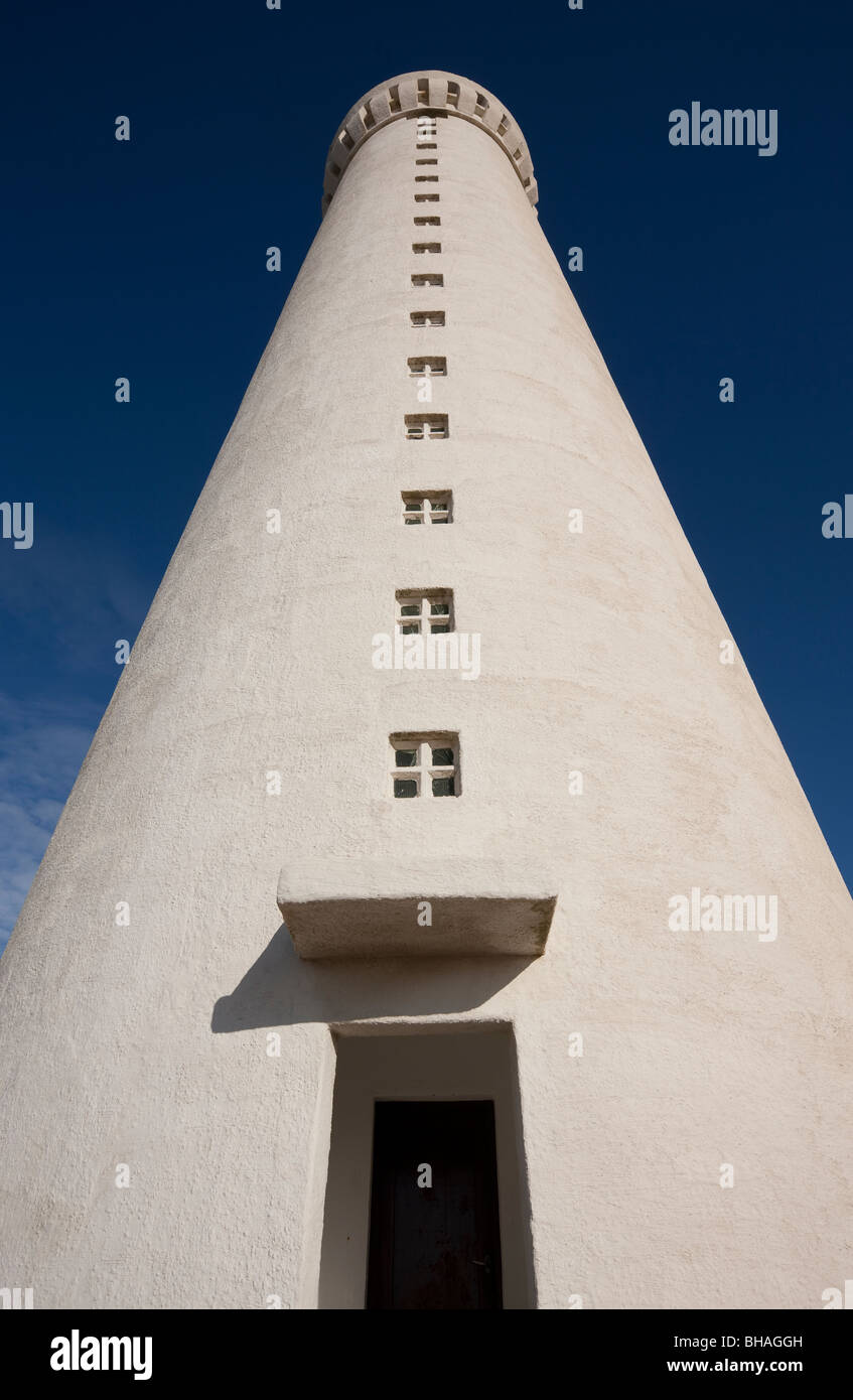 Vieux phare sur jour bleu clair Banque D'Images