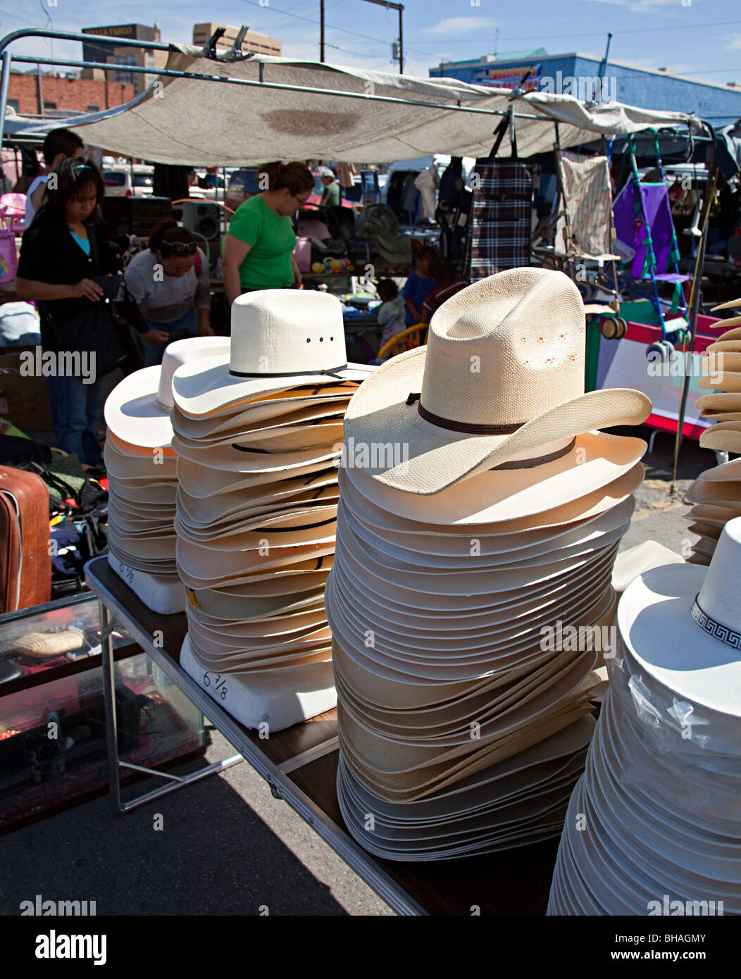 Chapeaux en vente à l'air libre du marché dimanche El Paso Texas USA Banque D'Images
