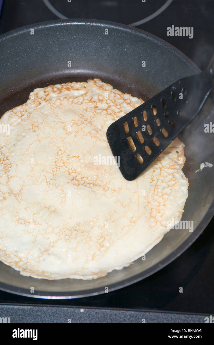 Pancake dans une friteuse Photo Stock - Alamy