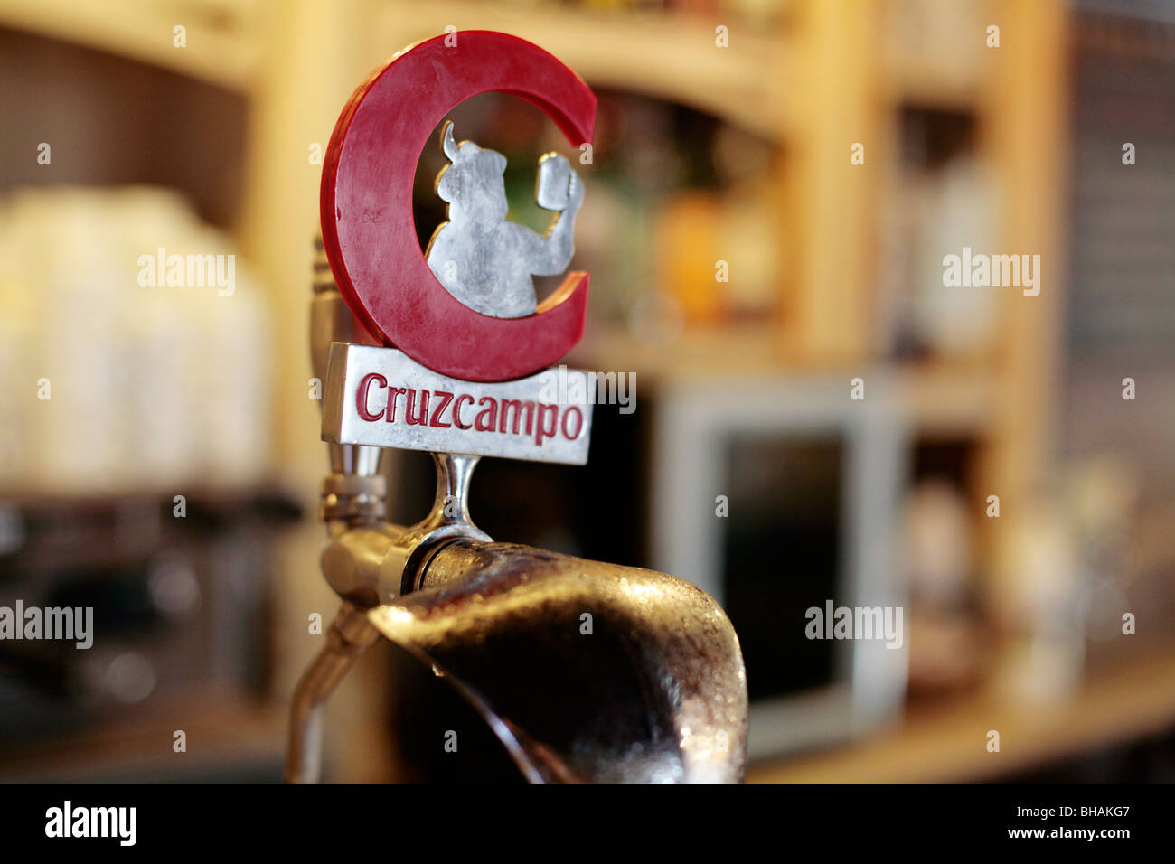 Bière Cruzcampo dans un bar de Séville, Espagne Banque D'Images