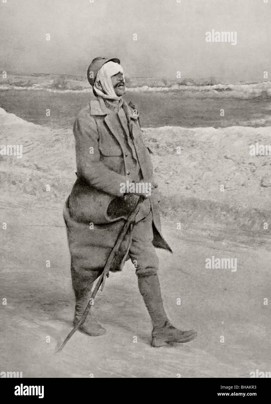 Quelques blessés. Un soldat français avec une plaie à la tête fait son chemin à partir de la ligne de front à un hôpital de campagne pendant la Première Guerre mondiale Banque D'Images