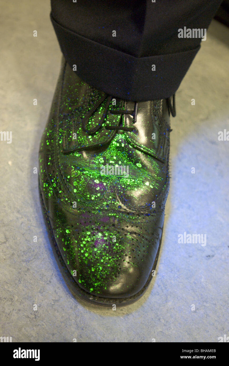 Shoe montrant des gouttelettes d'eau intelligente sous une lumière UV, UK Banque D'Images