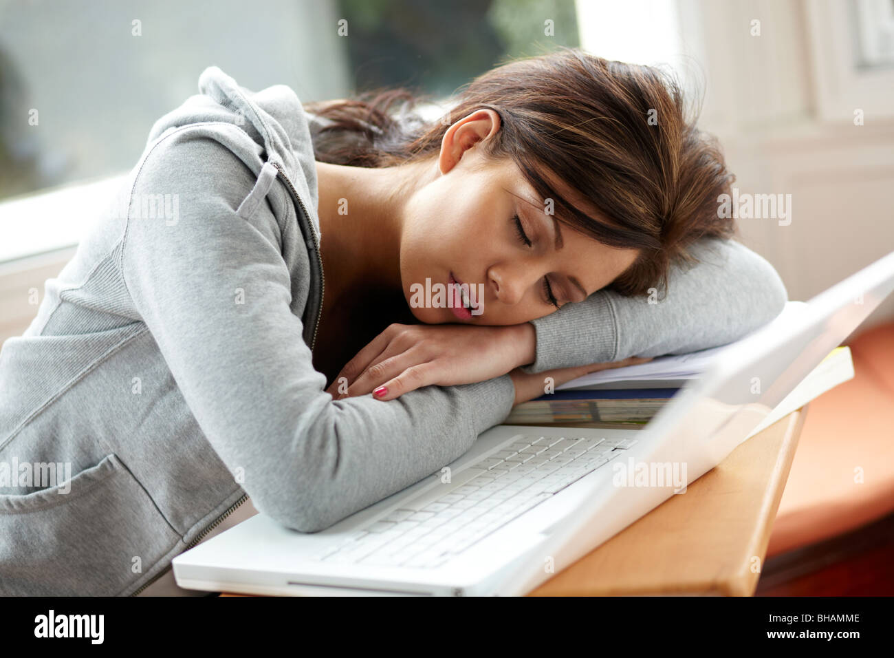 Jeune fille endormie sur l'ordinateur portable Banque D'Images
