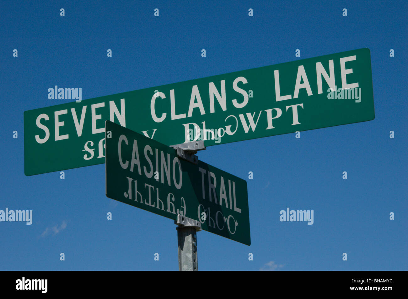 Les plaques de rue avec l'alphabet Cherokee, Cherokee, Caroline du Nord. Banque D'Images