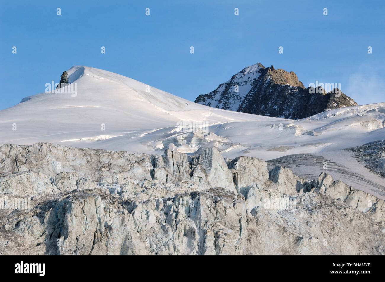 Séracs du glacier sur la montagne Grand cornier dans les Alpes Pennines / Walliser Alpen, Valais / Wallis (Suisse) Banque D'Images