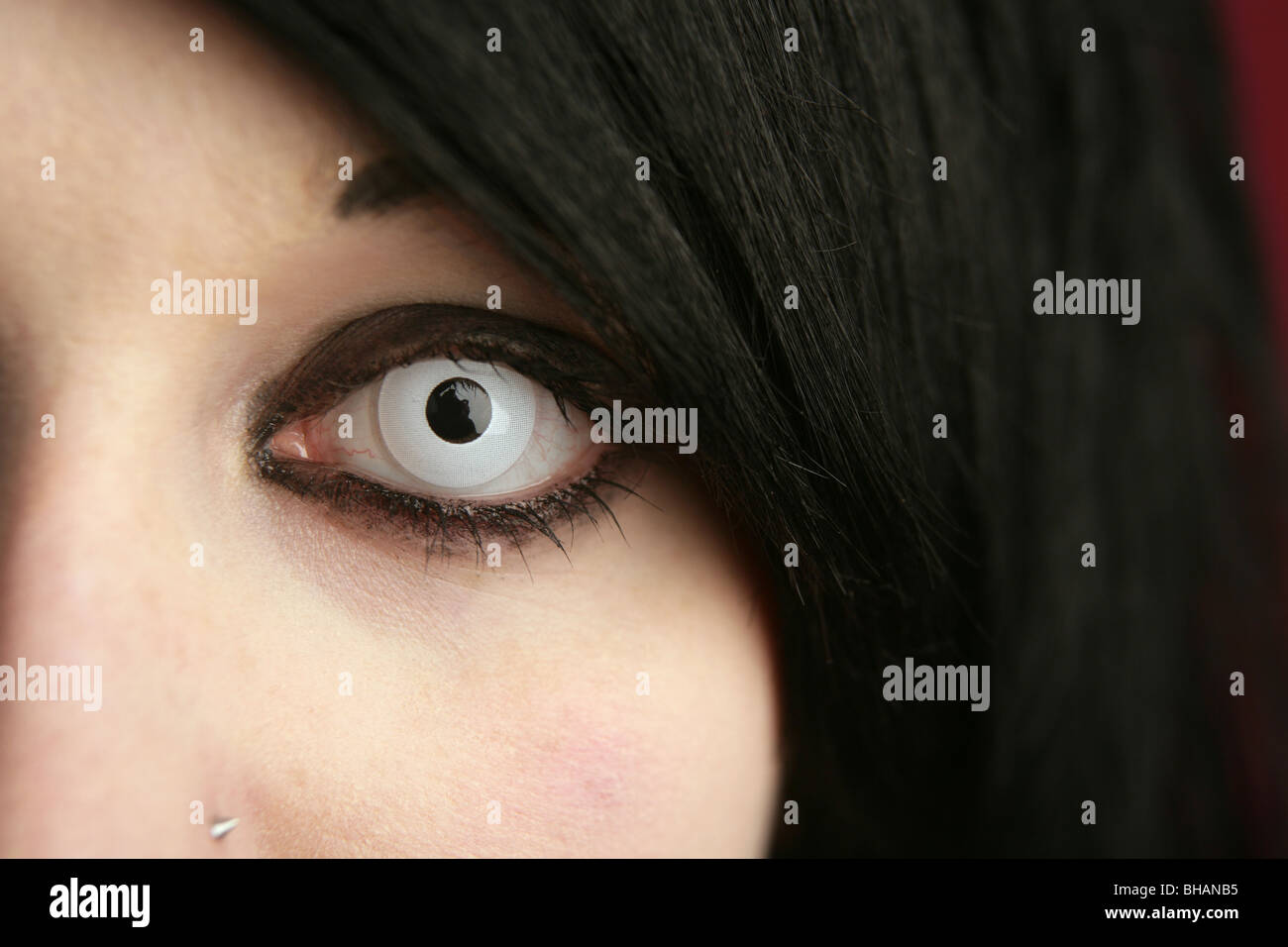 Jeune fille goth's eye avec une lentille de contact de couleur. Banque D'Images