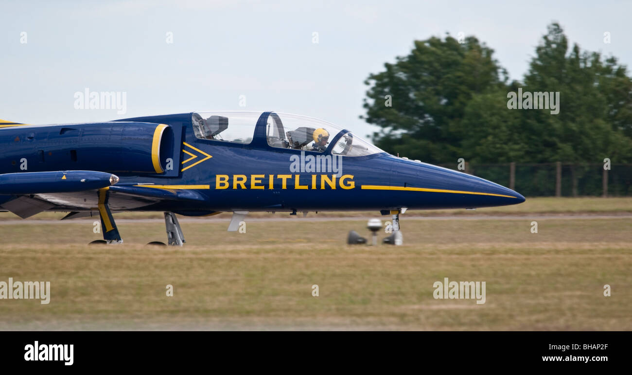 Breitling jet prêt à décoller avant l'affichage de voltige. Banque D'Images