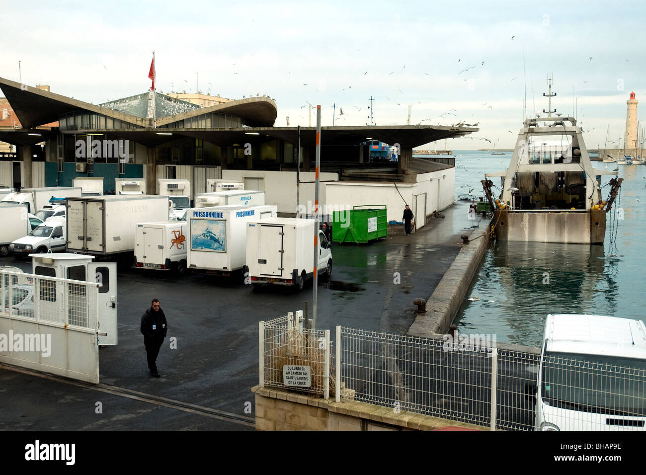 À Sète, France Méditerranée le plus grand port de pêche, un chalutier moors à côté de la criée aux poissons du port comme soirée approche quay Banque D'Images