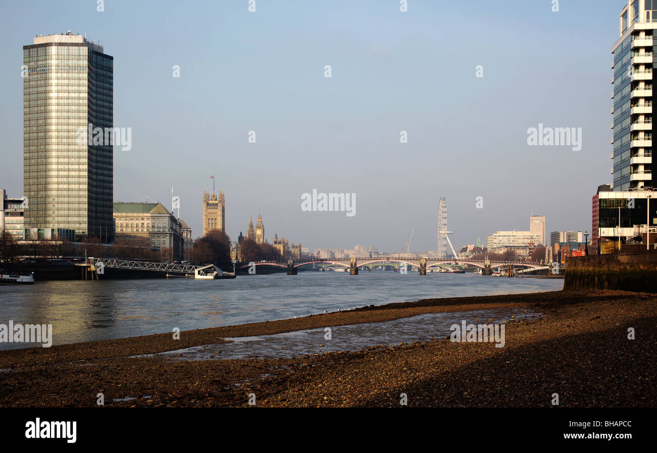 Vue sur la Tamise vers les chambres du Parlement de Vauxhall Bridge, Westminster London England UK Banque D'Images