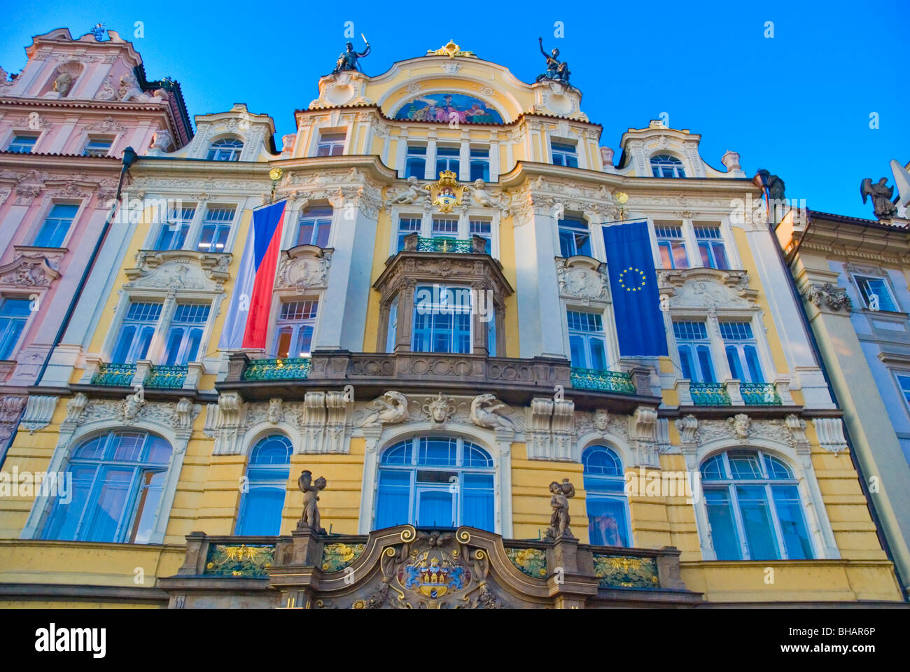 La façade de l'immeuble avec des drapeaux de l'UE et la République tchèque Staromestske namesti square Prague République Tchèque Europe Banque D'Images