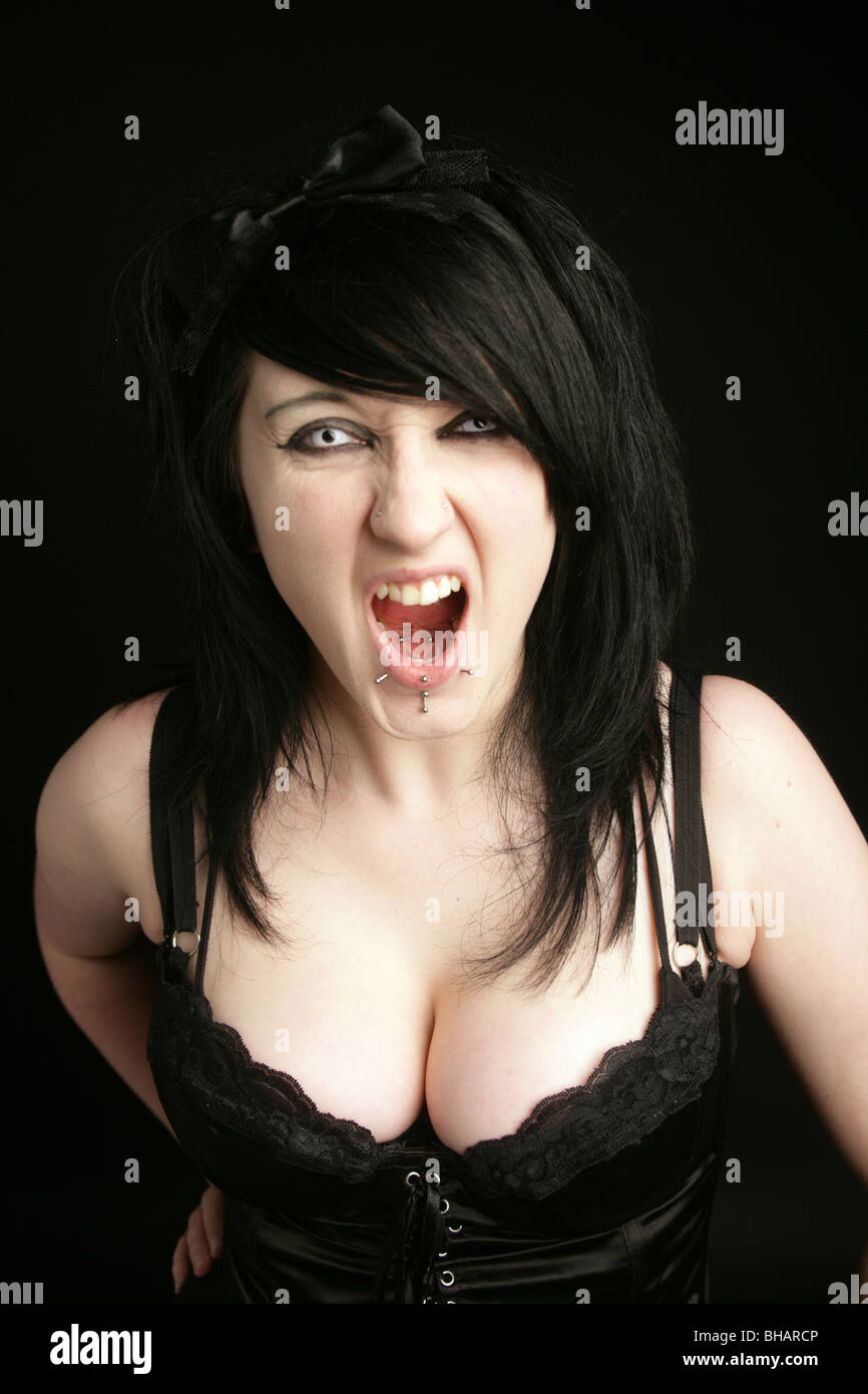 Dark Haired Girl Goth De 18 Ans Crier Banque D Images Photo Stock 27897430 Alamy