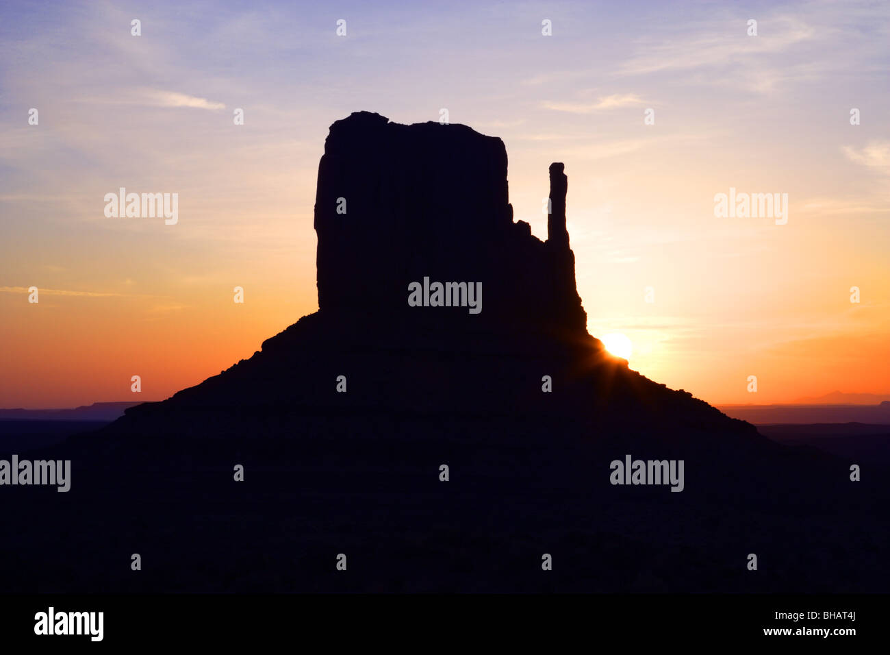 Lever du soleil derrière l'un des mitaines à Monument Valley, Utah, États-Unis d'Amérique Banque D'Images