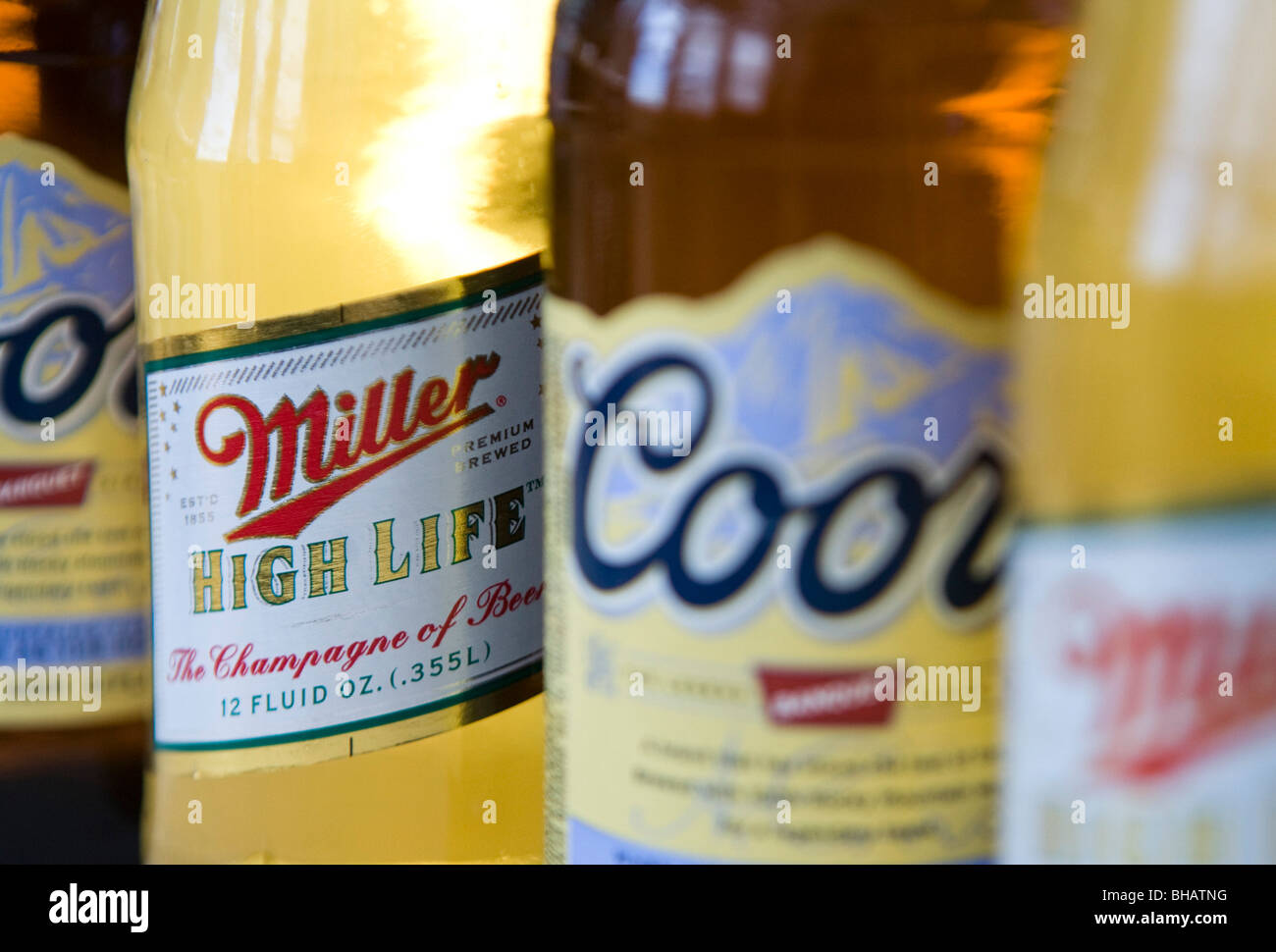 Un regroupement de Coors et bouteilles de bière Miller High Life Banque D'Images
