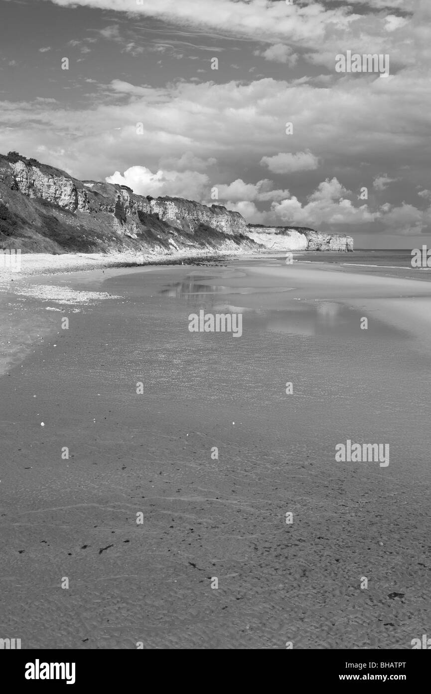 Photographie noir et blanc d'Omaha Beach le secteur Charlie, Vierville-sur-Mer, Normandie, France Banque D'Images