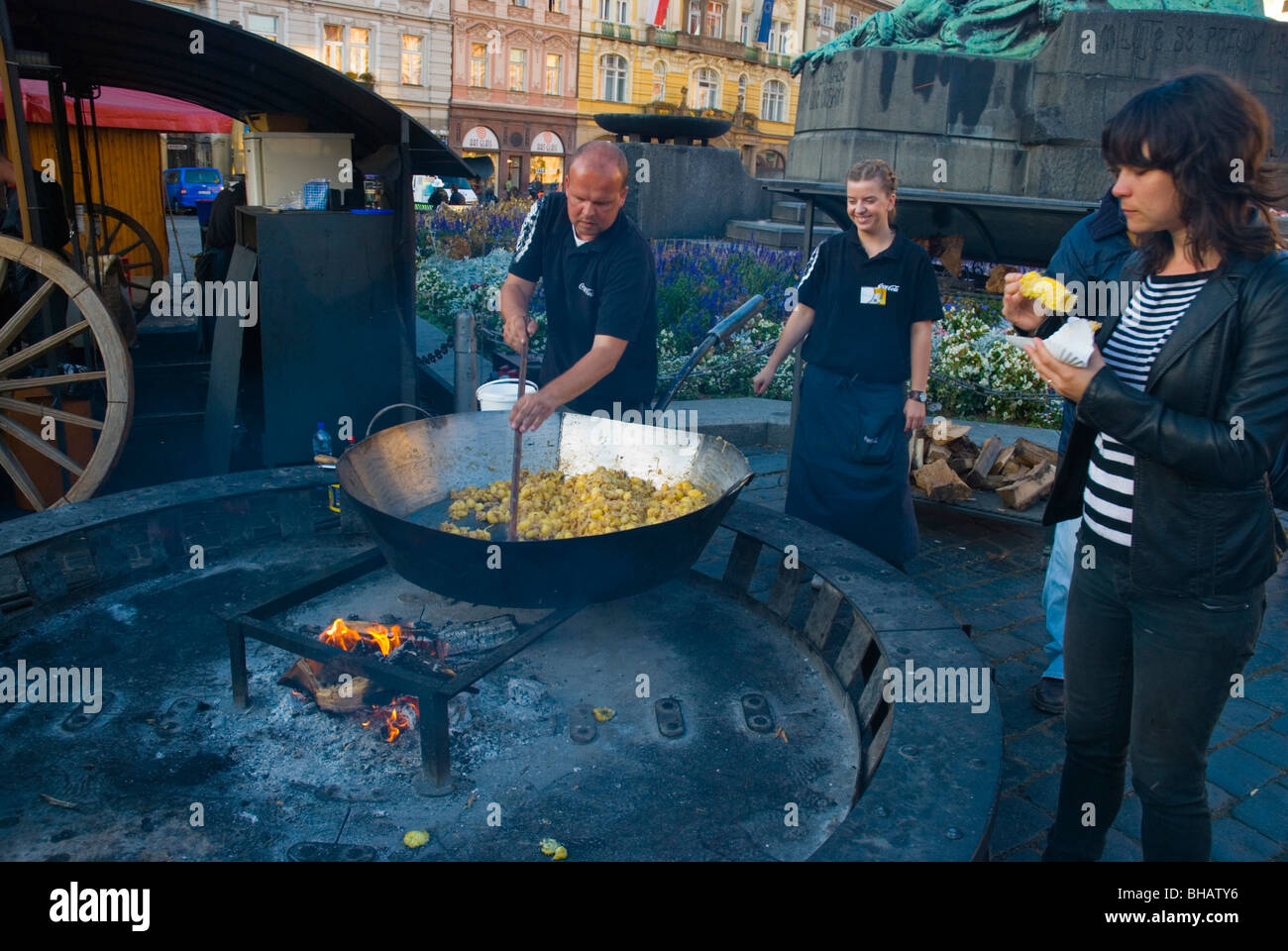 La cuisson dans un wok casserole géant à la place de la vieille ville de Prague République Tchèque Europe Banque D'Images