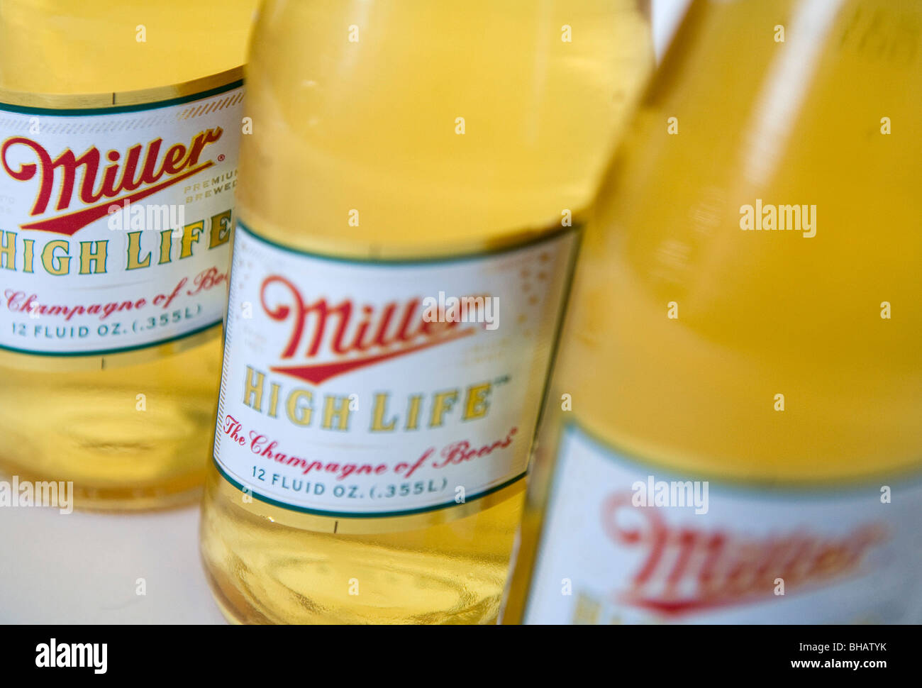 Un regroupement de Miller High Life de bouteilles de bière. Banque D'Images