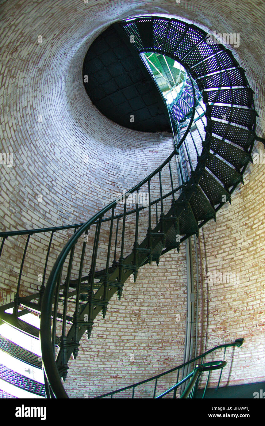 Escalier spirale à l'intérieur de Currituck Lighthouse Beach, Caroline du Nord. Banque D'Images
