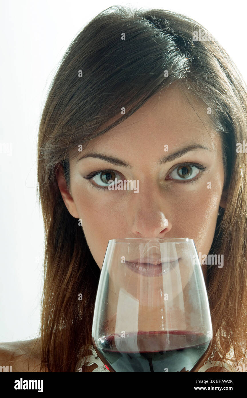 Jeune femme avec un verre de vin rouge Banque D'Images