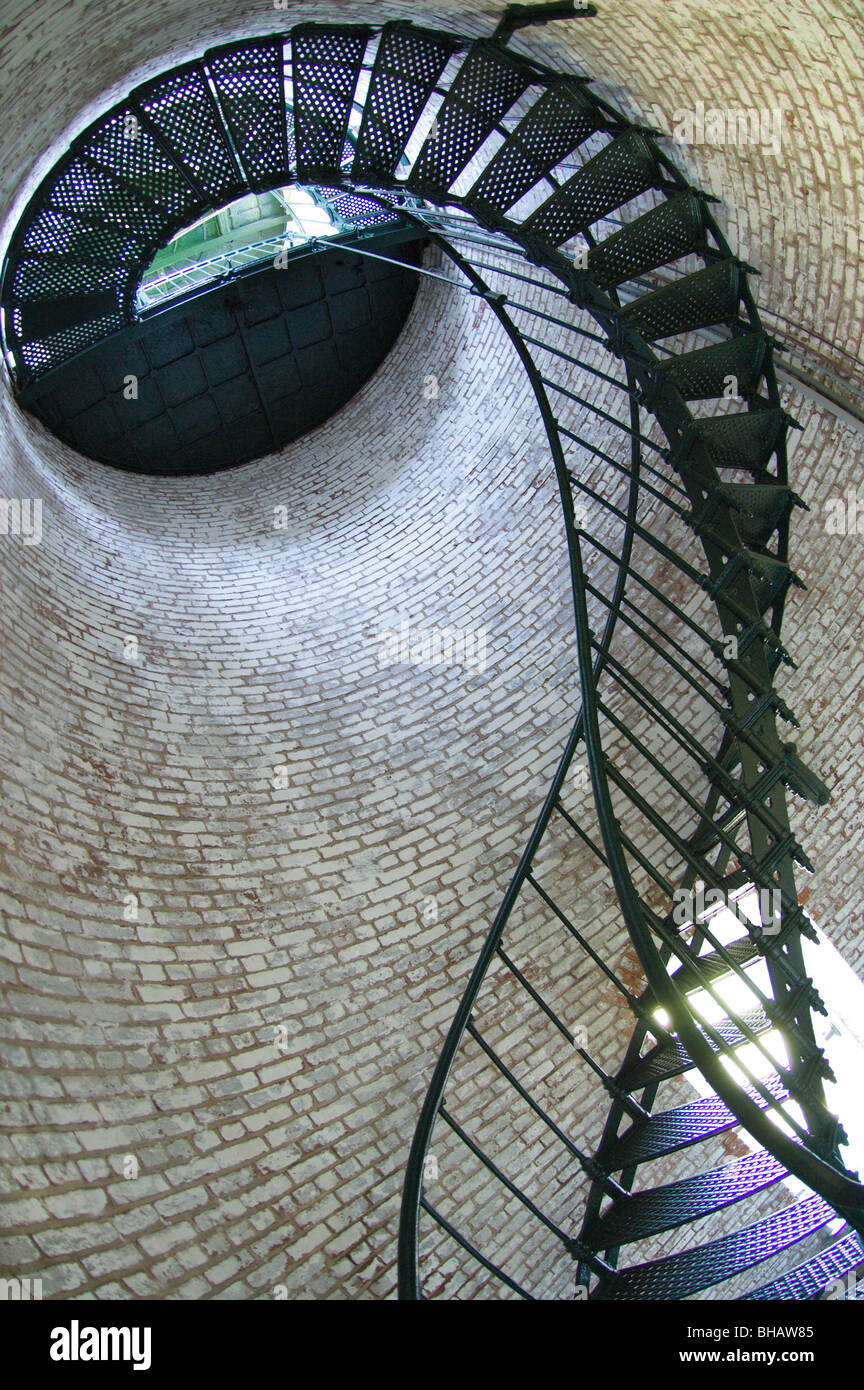 Escalier spirale à l'intérieur de Currituck Lighthouse Beach, Caroline du Nord. Banque D'Images