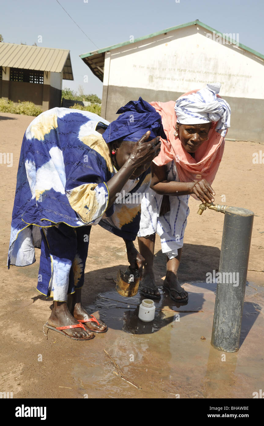 À la pompe à eau (aide au développement), la Gambie Banque D'Images