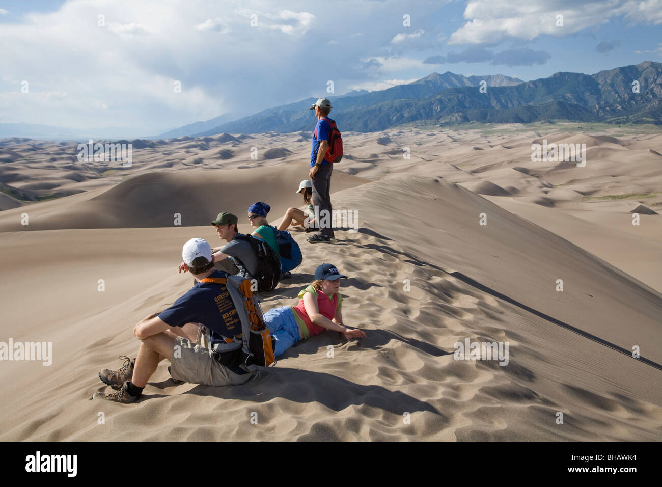 Randonneurs sur le sommet de haute dune de Great Sand Dunes National Park and Preserve, au Colorado. Banque D'Images