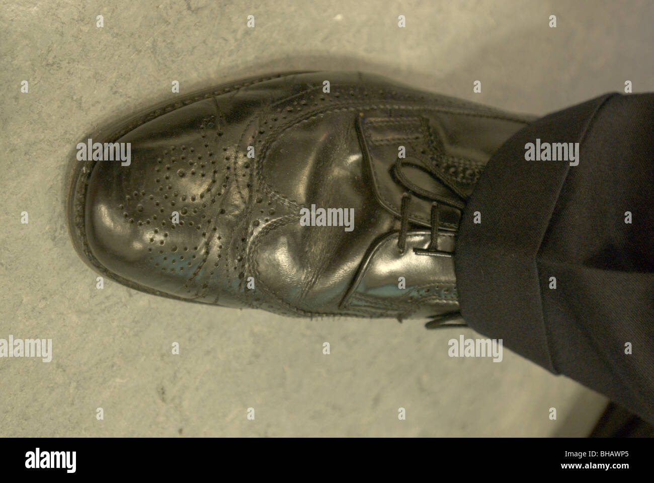 Ses chaussures avant de la lumière UV présente des gouttelettes d'eau intelligente Banque D'Images