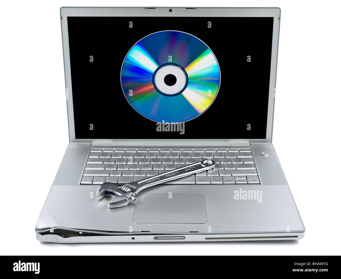 Ordinateur portable endommagé à l'aide d'une clé dessus et un disque numérique à l'écran. Isolé sur blanc. Banque D'Images