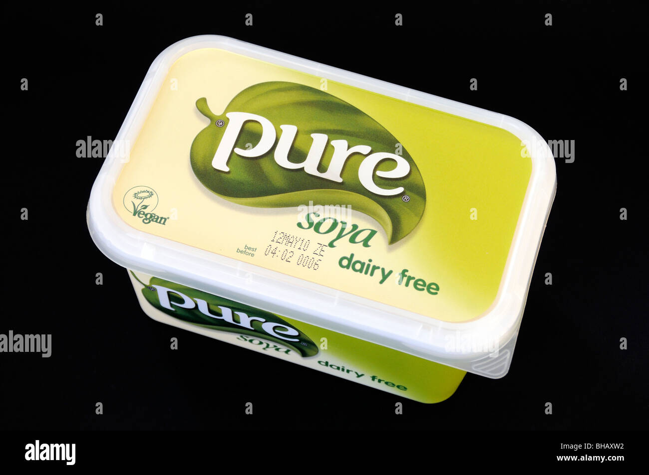 Lait de soja Vegan pur de la margarine sur fond noir. Usage éditorial uniquement. Banque D'Images