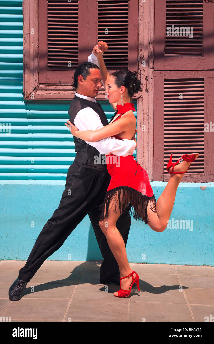 Fanny et Fabio dancers performing Tango, milonga et canyengue à Caminito, la Boca, Buenos Aires, Argentine. Banque D'Images