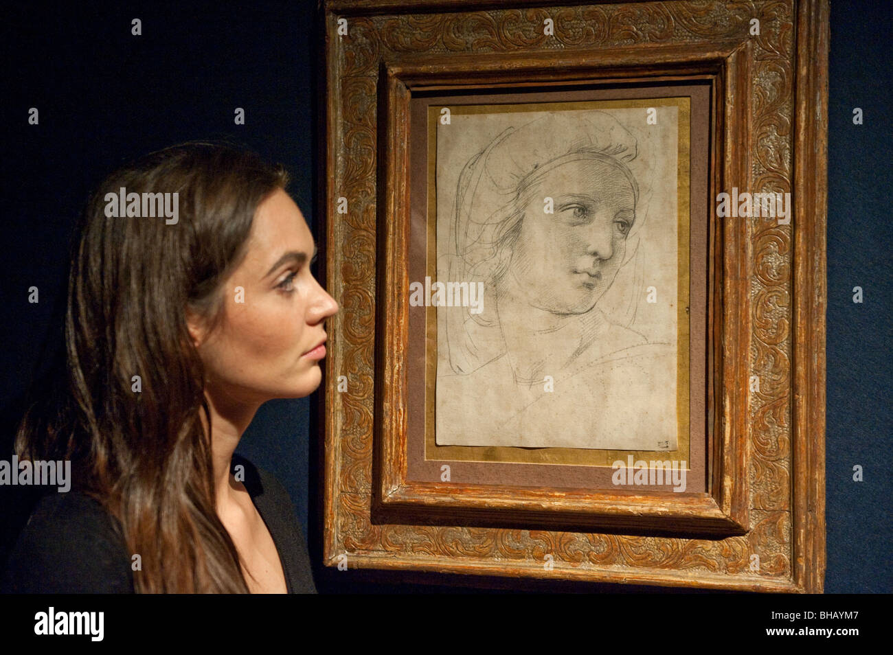 Un visiteur regarde un dessin de Raphaël intitulée "Tête d'une Muse' chez Christie's le 4 décembre 2009 à Londres. Banque D'Images