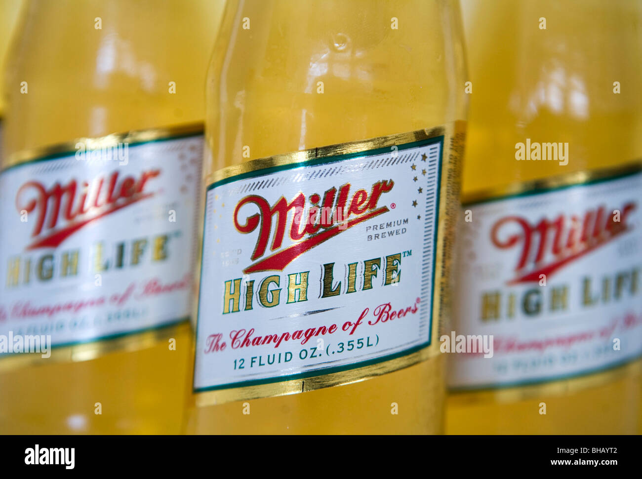 Un regroupement de Miller High Life de bouteilles de bière. Banque D'Images