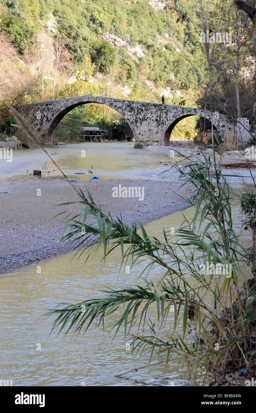 Deux soldats de l'armée libanaise en patrouille au sommet d'une