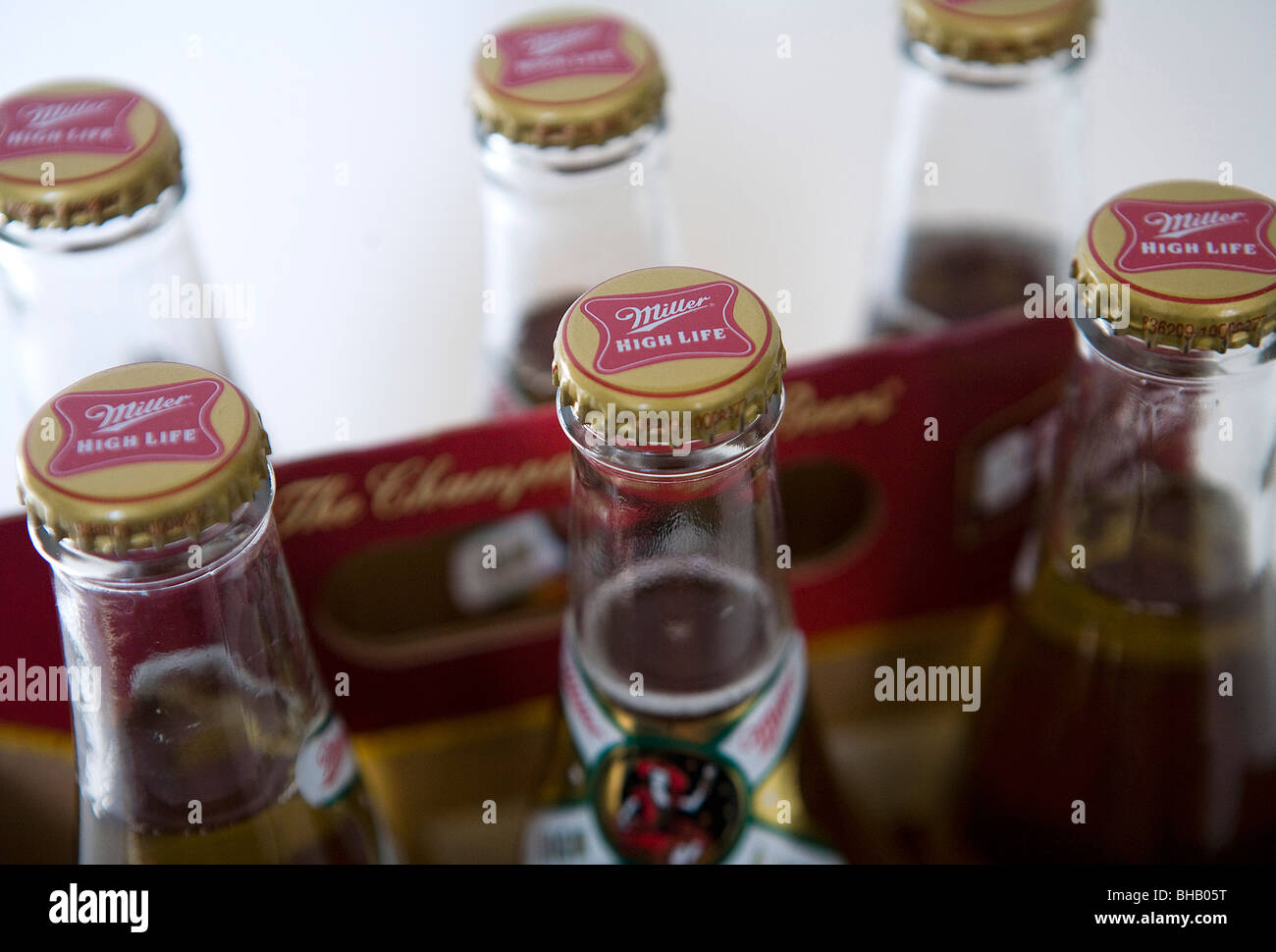 Un regroupement de Miller High Life de bouteilles de bière. Banque D'Images