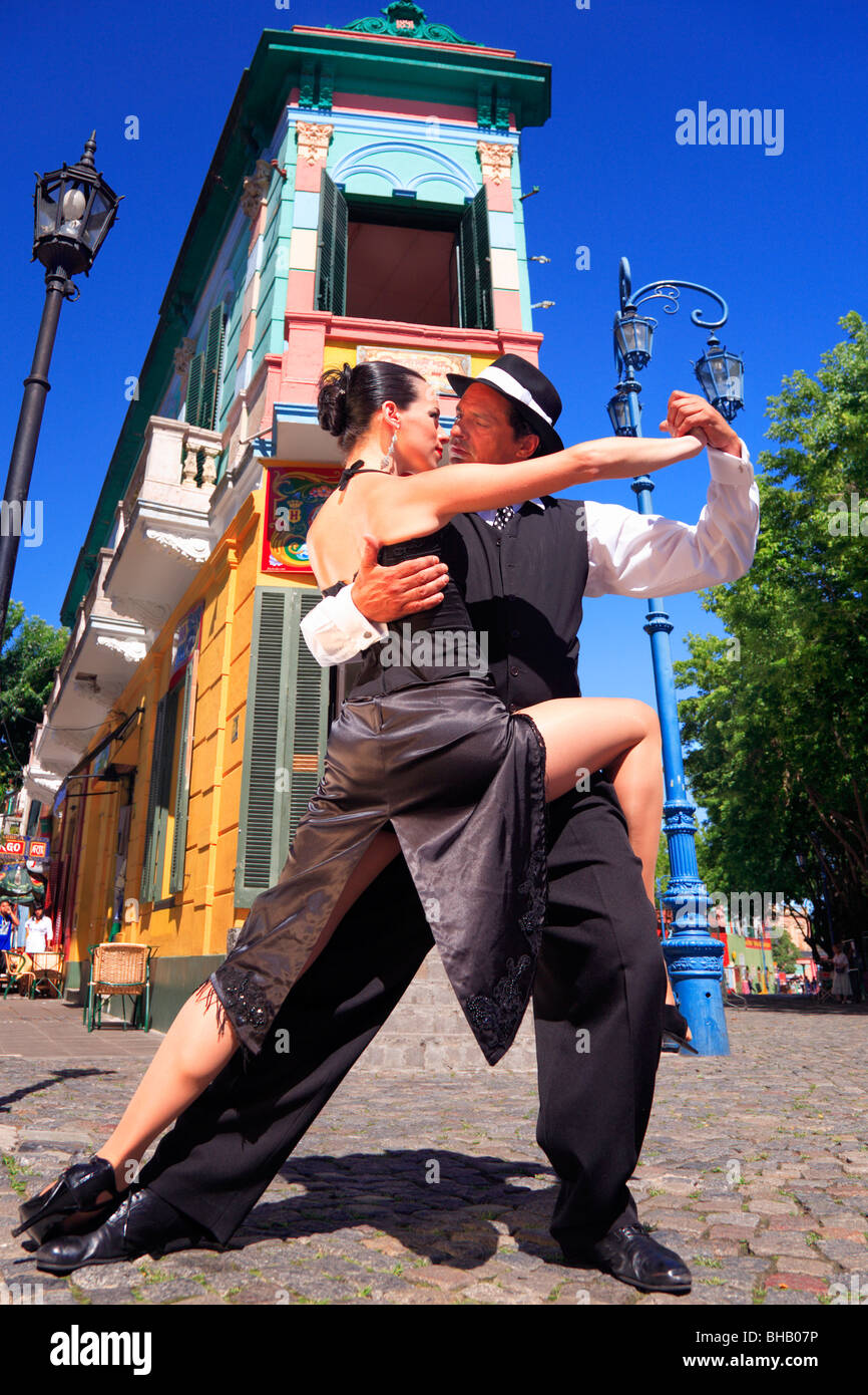 Fanny et Fabio dancers performing Tango, milonga et canyengue à Caminito, la Boca, Buenos Aires, Argentine. Banque D'Images