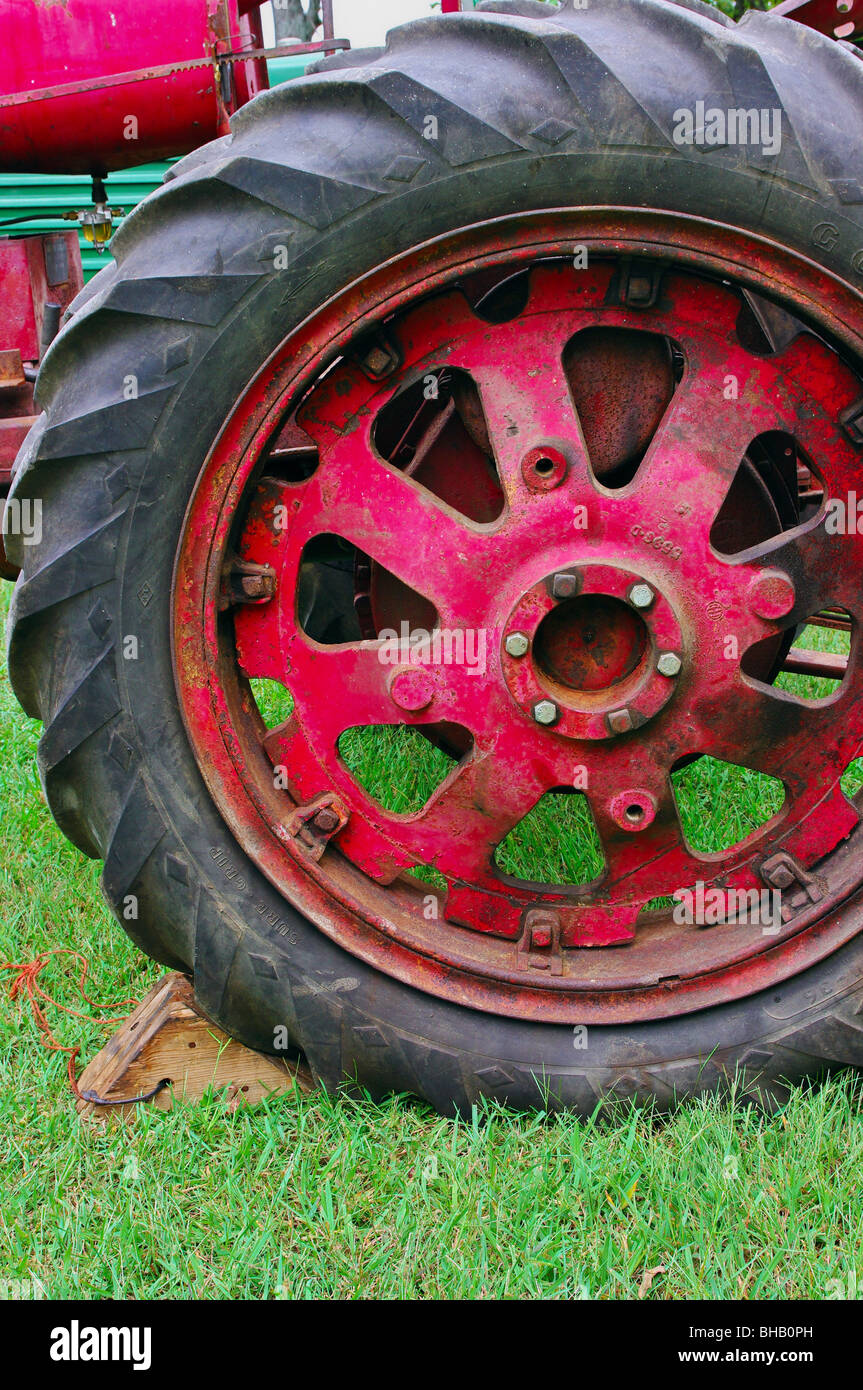 Très vieux tracteur à roues et pneus du tracteur et Truck Show 2008 Cookville TN. Banque D'Images