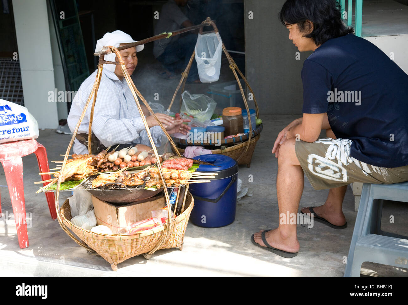 La cuisson des brochettes de viande du vendeur de trottoir à Patong, Phuket Banque D'Images