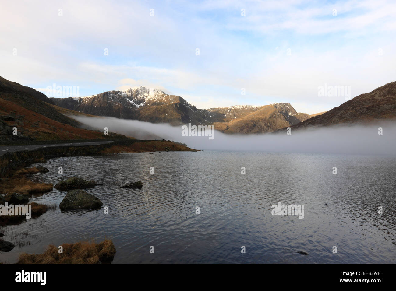 Brume du matin : plus de Llyn Ogwen Ogwen Valley, dans le Nord du Pays de Galles. Les montagnes d'Y Garn et Foel Goch sont en vue Banque D'Images