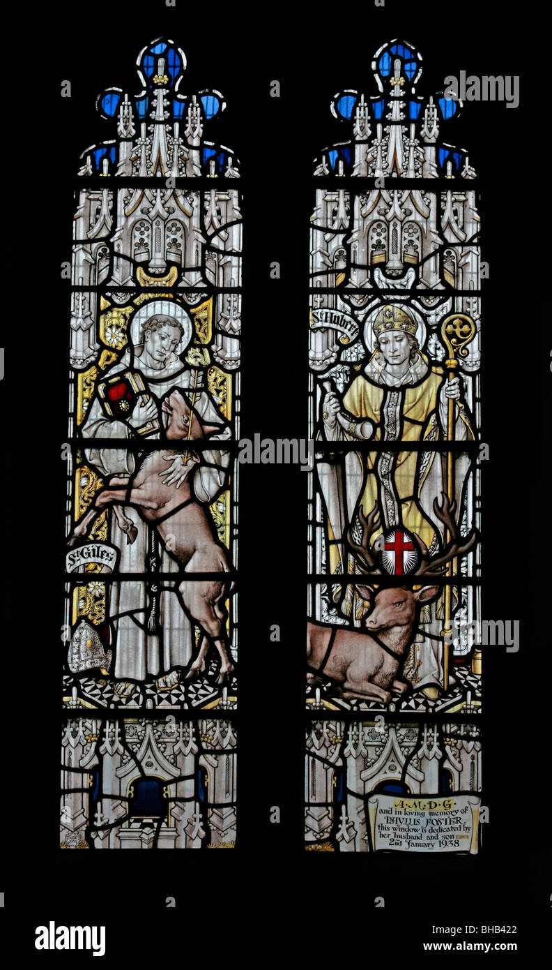 Vitraux d'Alfred L. Wilkinson représentant Saints Giles et Hubert, église St Gregory's Minster, Kirkdale, North Yorkshire Banque D'Images