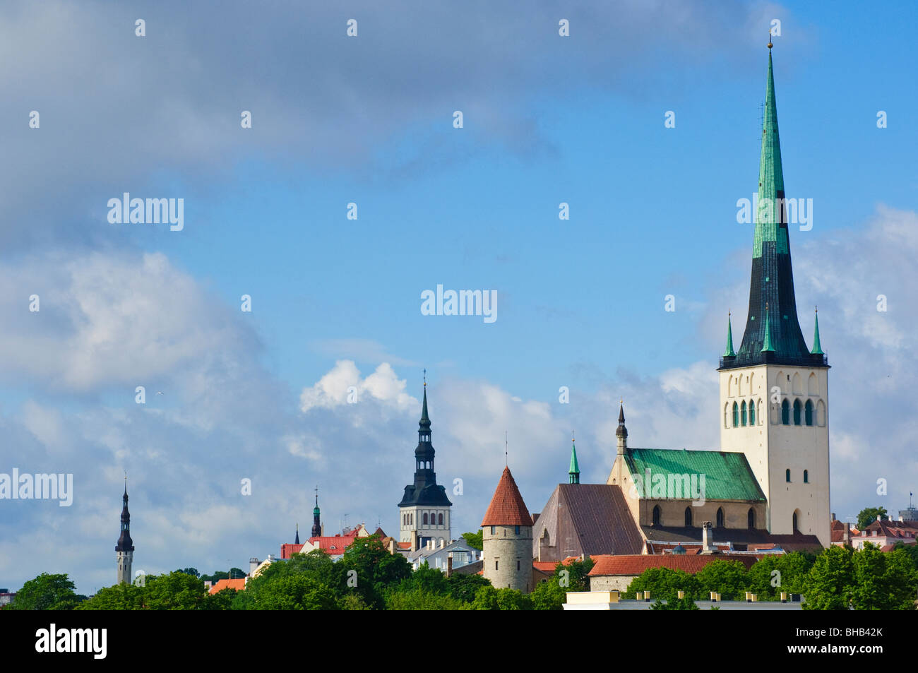 Le 124m de hauteur de flèche kirik Oleviste(St Olav's Church) domine la vieille ville skyline à Tallinn, Estonie. Banque D'Images