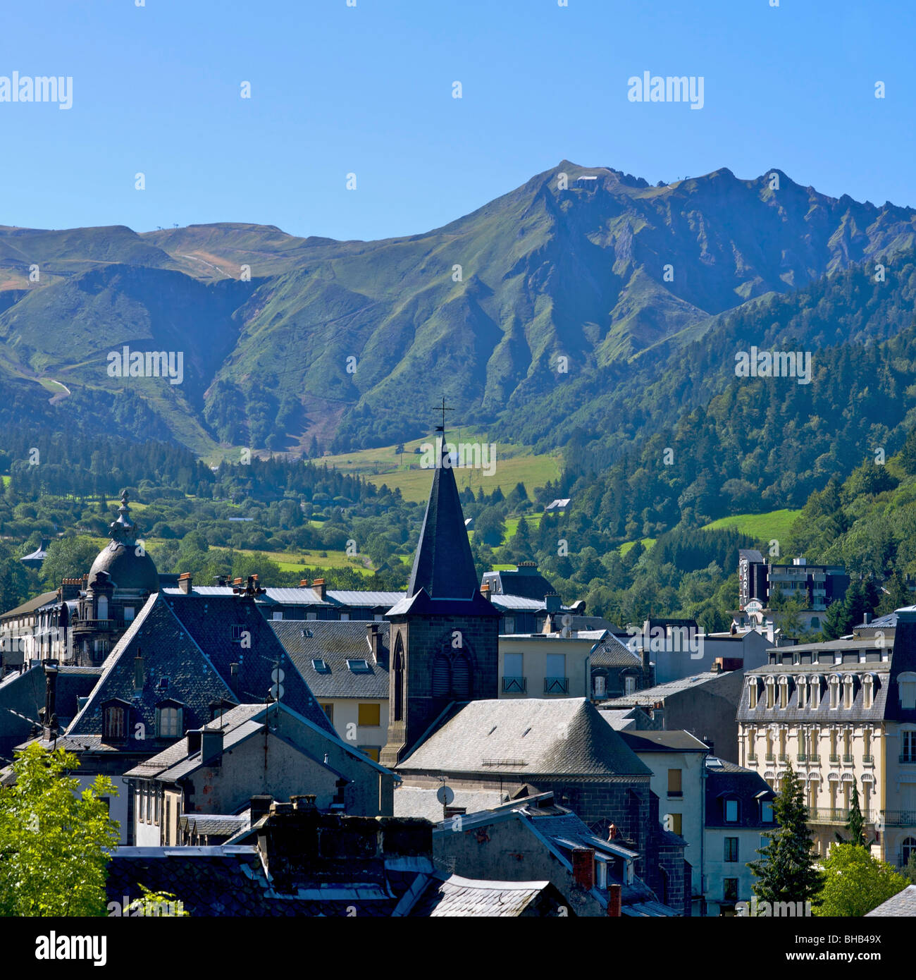 Le village de Le Mont-Dore avec le Massif du Sancy en arrière-plan, Auvergne, France. Banque D'Images