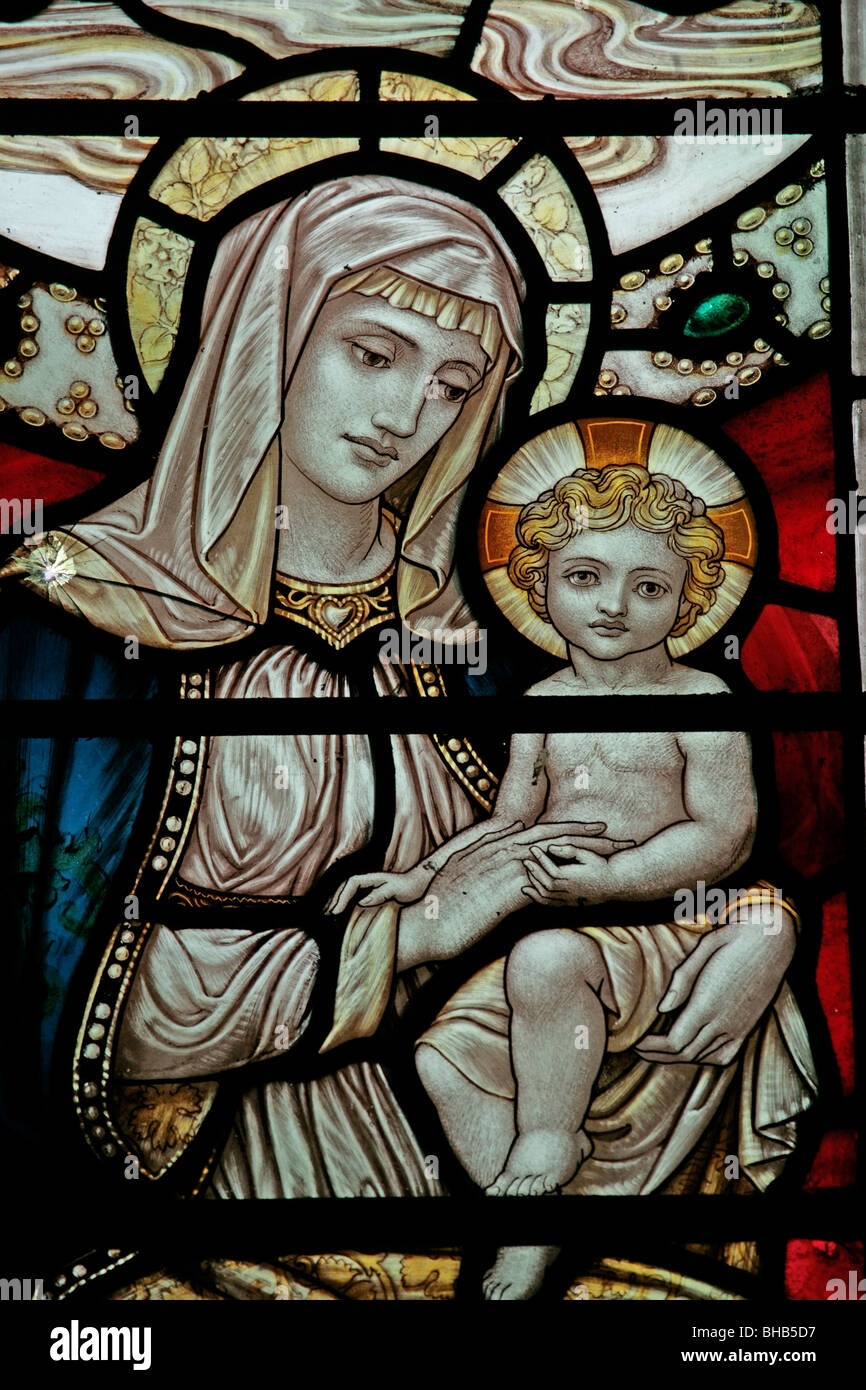 Un vitrail représentant la Vierge Marie et l'enfant Jésus, l'église de St Cuthbert, Kildale, Yorkshire du Nord Banque D'Images