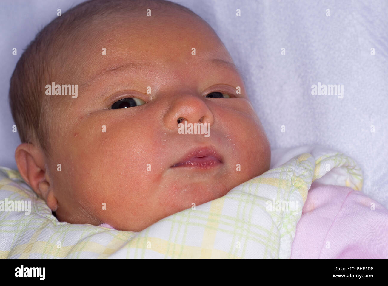 Close up de visage de bébé nouveau-né à la recherche, à l'âge de 3 jours Banque D'Images