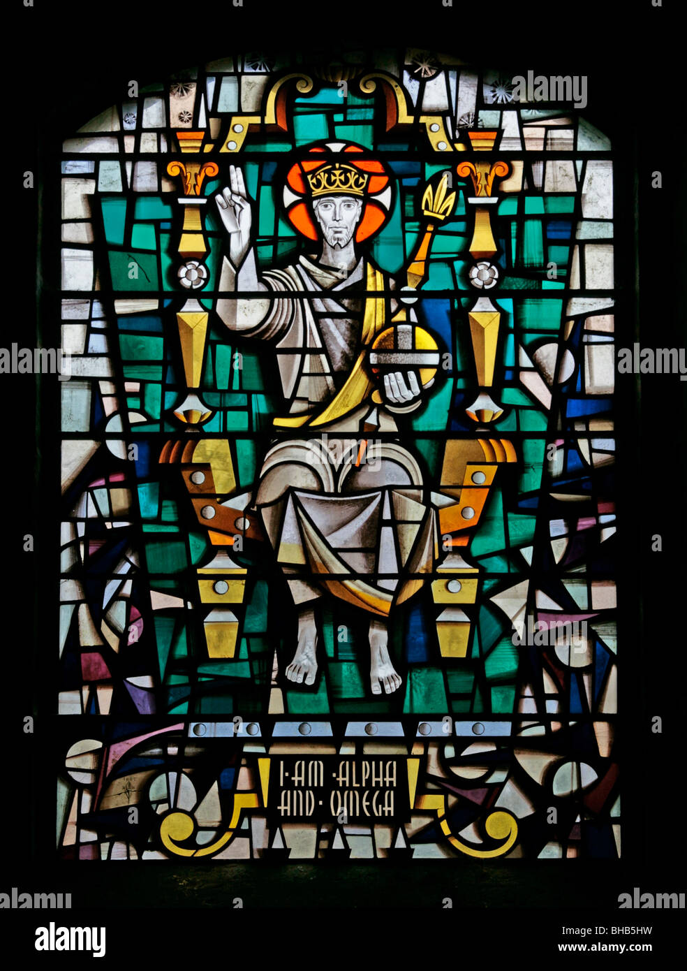 Un vitrail de 1965 par Harry artiste Yorkshire Harvey (1922-2011) représentant le Christ en majesté, Ingleby Greenhow, Yorkshire du nord de l'Église Banque D'Images