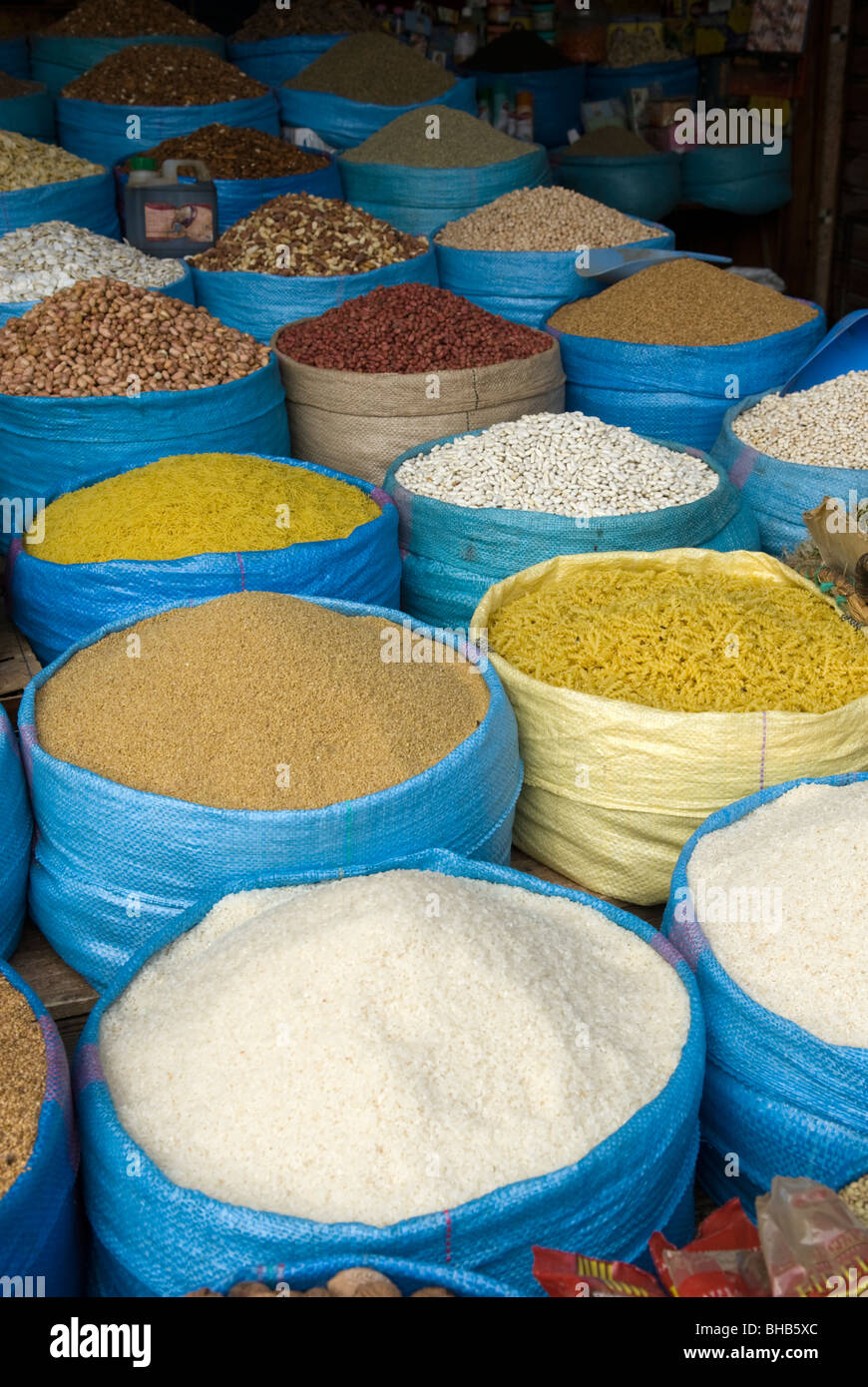 Sacs de haricots et de céréales à vendre dans la médina, Meknès, Maroc. Banque D'Images